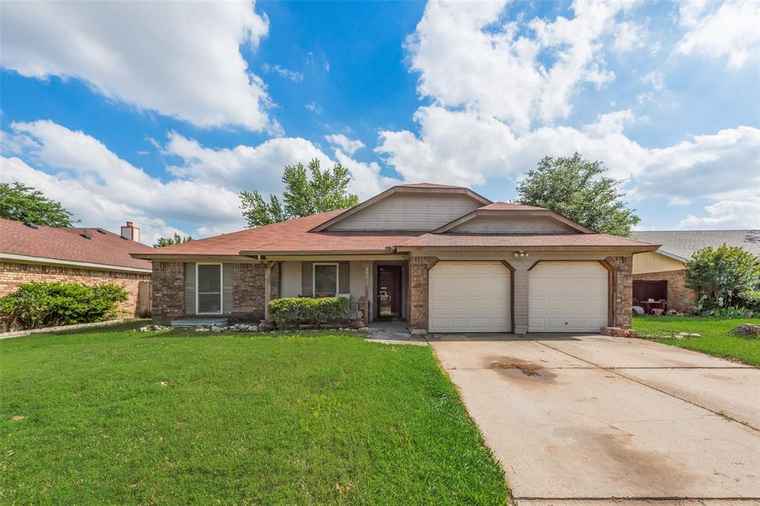 Photo of 300 Valley Forge Ln Arlington, TX 76002