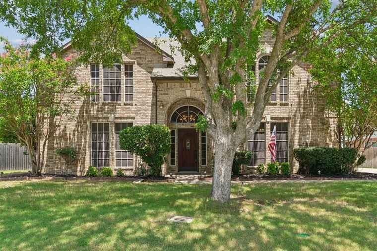 Photo of 2027 Buffalo Bend Dr Lewisville, TX 75067