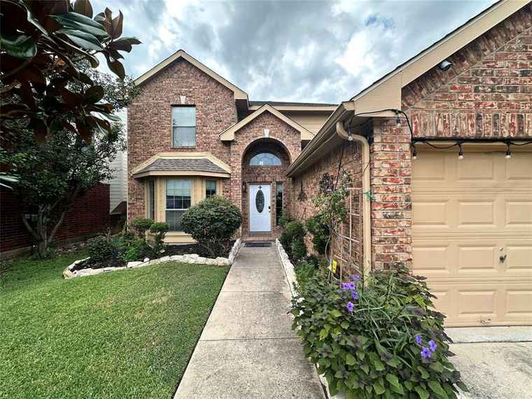 Photo of 2832 Grandview Dr Grand Prairie, TX 75052
