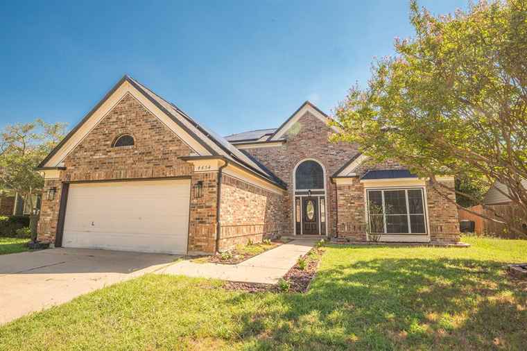 Photo of 4454 Cabot Dr Grand Prairie, TX 75052