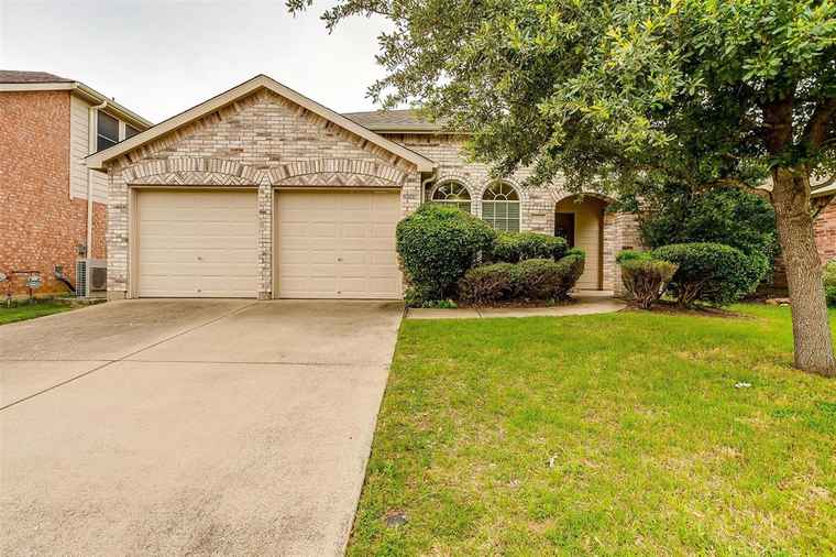 Photo of 5825 Paloma Blanca Dr Fort Worth, TX 76179