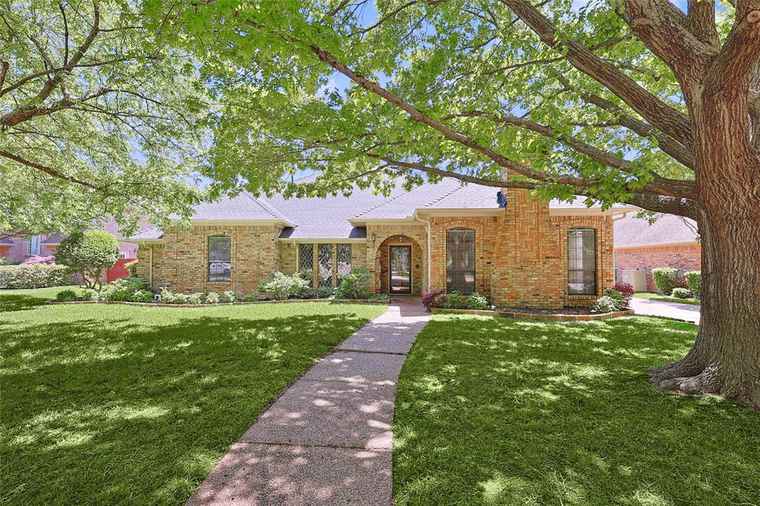 Photo of 3021 Creekview Dr Grapevine, TX 76051