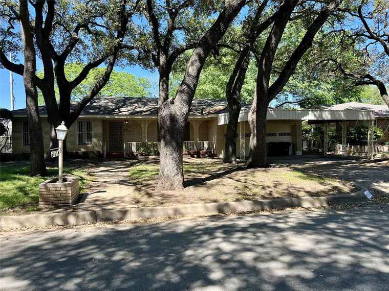 Photo of 4840 Dunlap Dr Fort Worth, TX 76119