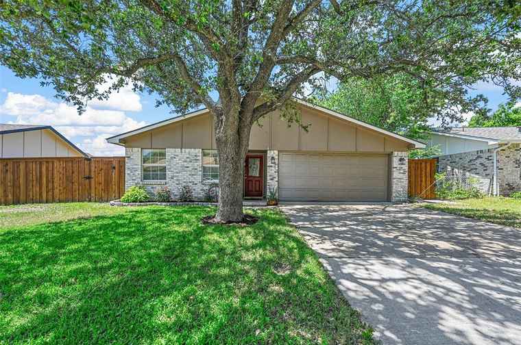 Photo of 2915 Rayswood Dr Carrollton, TX 75007