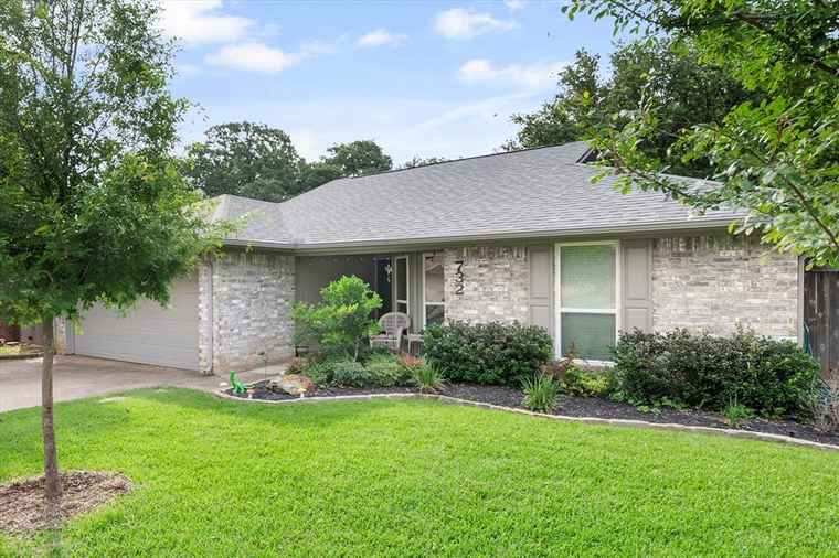 Photo of 732 Somerset Ct Mansfield, TX 76063