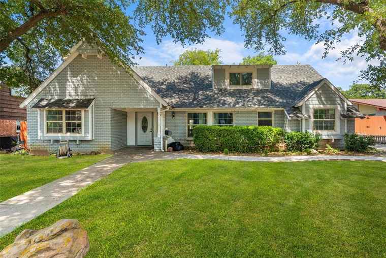 Photo of 2405 Summit Dr Irving, TX 75062