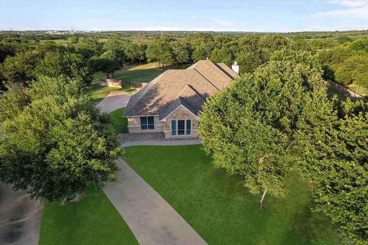 Photo of 2129 Woodland Hills Ln Weatherford, TX 76087