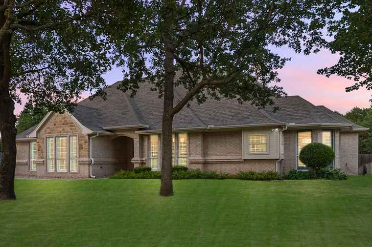 Photo of 2129 Woodland Hills Ln Weatherford, TX 76087