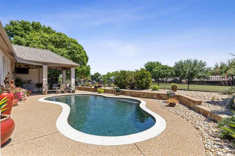 Photo of 1010 Masters Dr Mansfield, TX 76063