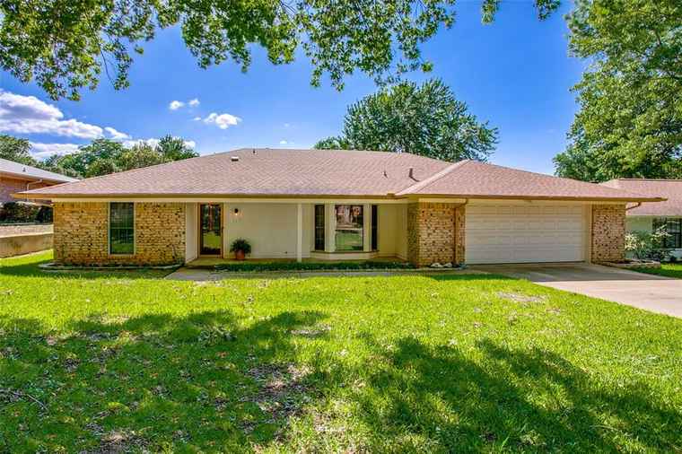 Photo of 827 Yellowstone Dr Grapevine, TX 76051