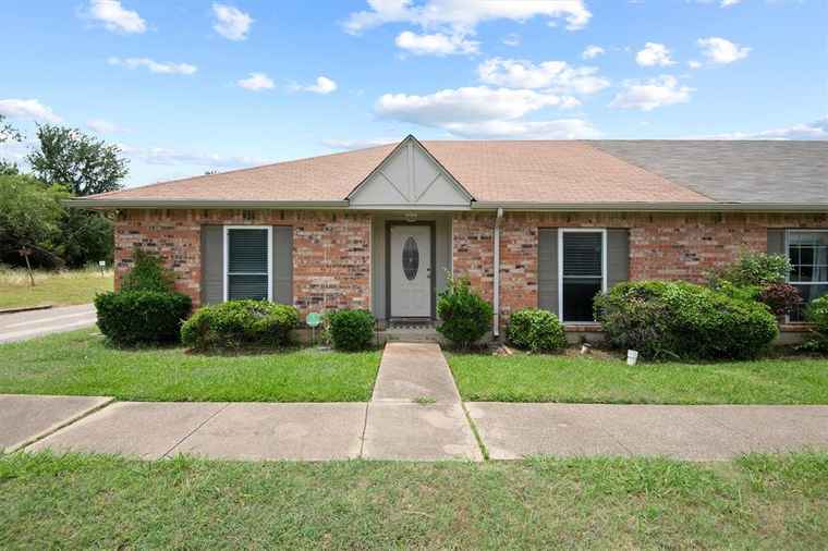 Photo of 31 W Townhouse Ln #20 Grand Prairie, TX 75052