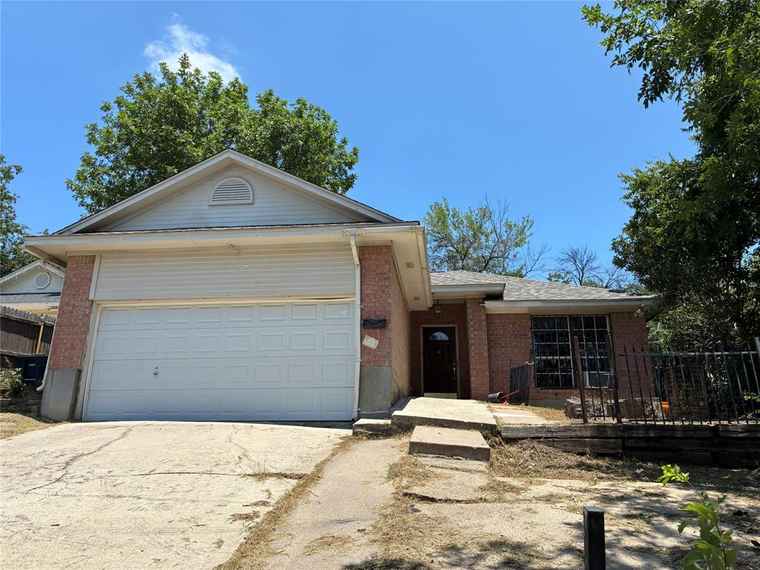 Photo of 2716 18th St Fort Worth, TX 76106