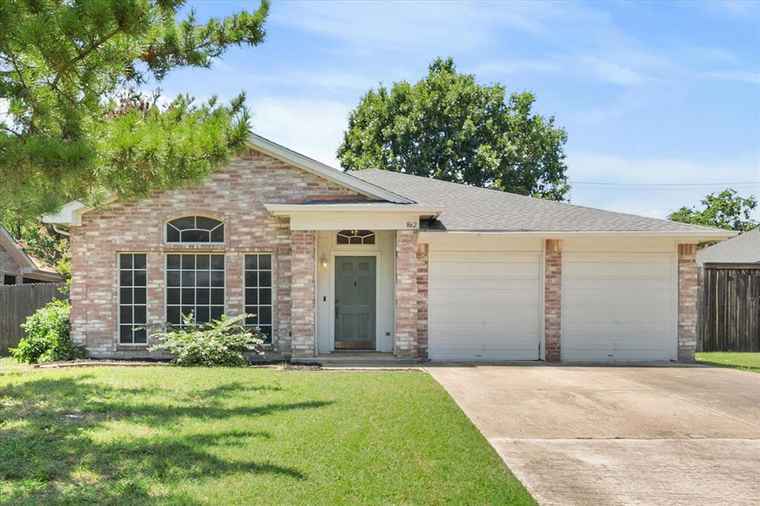 Photo of 862 Valleybrooke Dr Arlington, TX 76001