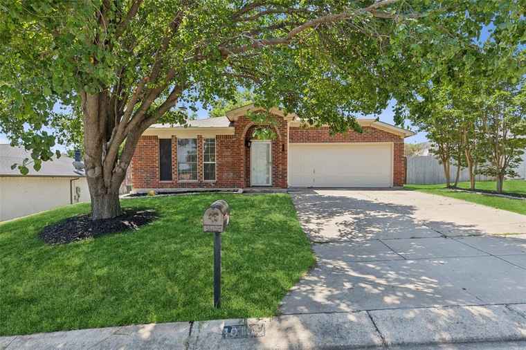 Photo of 10109 High Bluff Dr Fort Worth, TX 76108