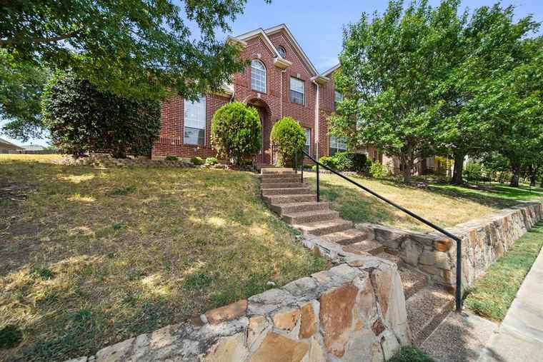 Photo of 1302 Lakebreeze Dr Garland, TX 75043