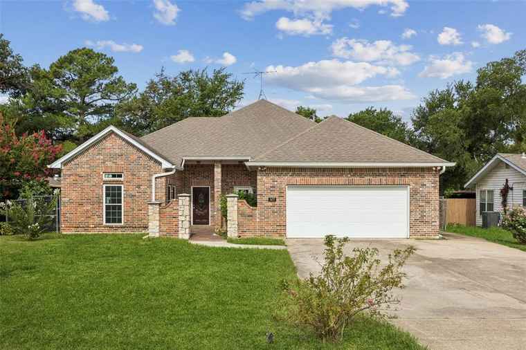 Photo of 307 Ada St Irving, TX 75061