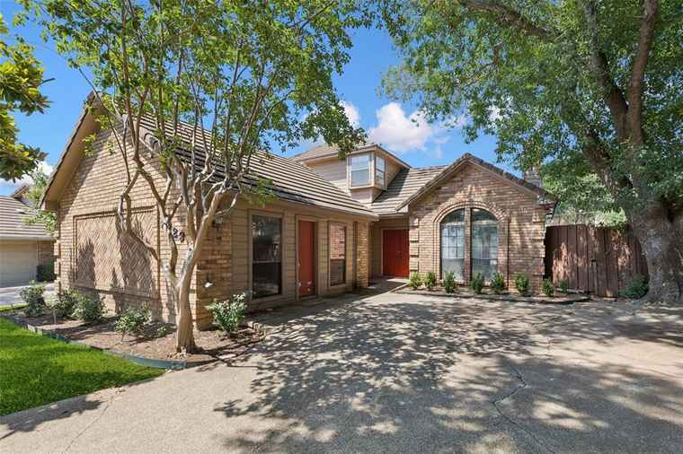 Photo of 2729 Sedgeway Ln Carrollton, TX 75006
