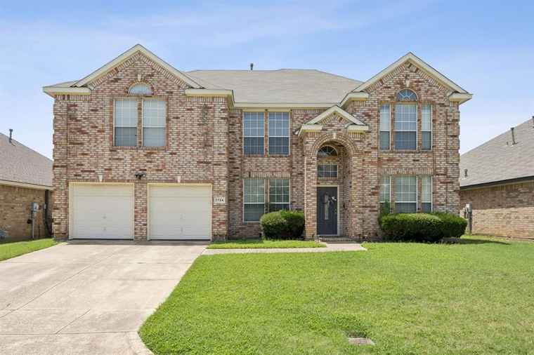 Photo of 7724 Brook Meadow Ln Fort Worth, TX 76133