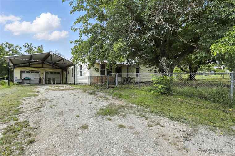 Photo of 221 E 7th St Weatherford, TX 76086