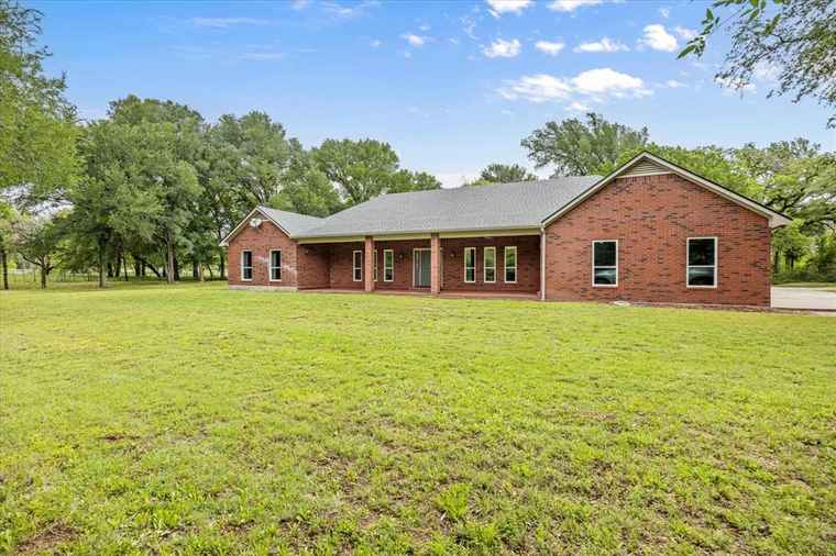 Photo of 107 Pleasant Valley Ln Weatherford, TX 76087