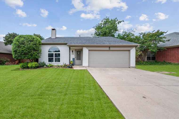 Photo of 1303 High Crest Dr Mansfield, TX 76063