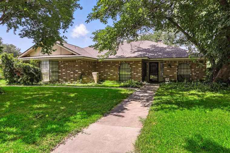Photo of 1419 Juniper Ln Lewisville, TX 75077