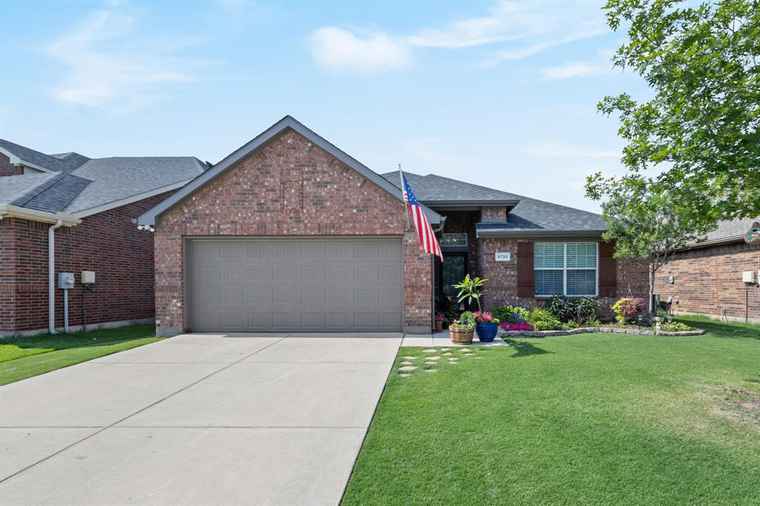 Photo of 5732 Moon Flower Ct Fort Worth, TX 76244
