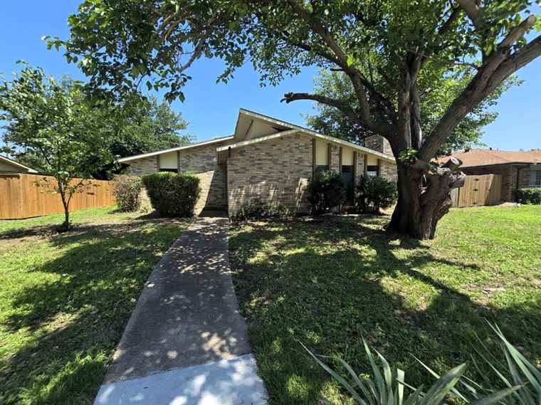 Photo of 3706 Greenhill Ln Grand Prairie, TX 75052