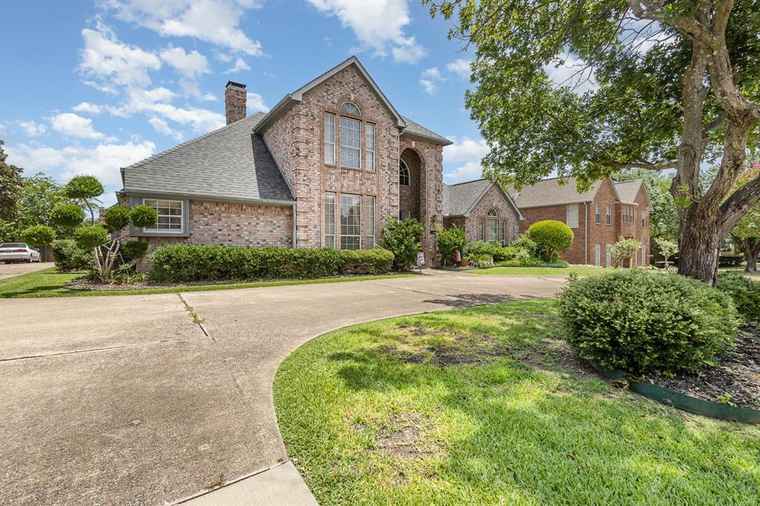 Photo of 2106 Shari Ln Garland, TX 75043