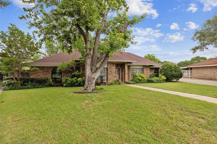 Photo of 7021 Sparrow Pt Fort Worth, TX 76133