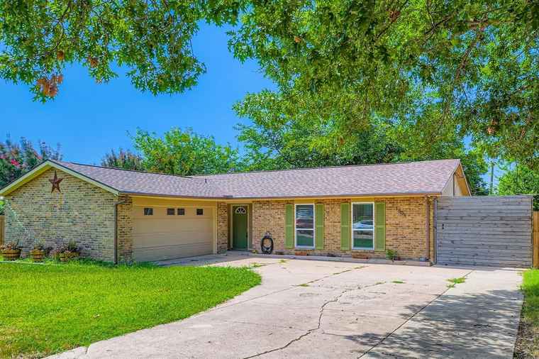 Photo of 1509 Westridge St Grand Prairie, TX 75050