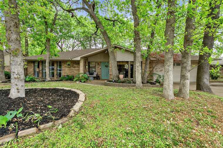 Photo of 2109 Tanglewood Dr Grapevine, TX 76051