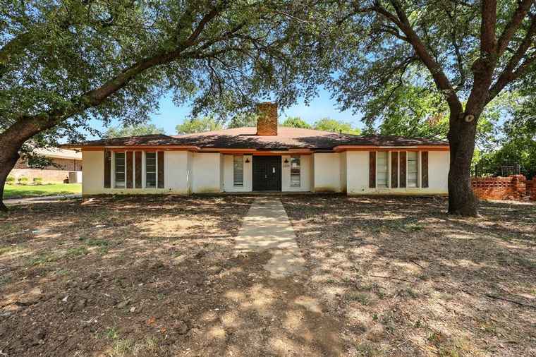 Photo of 2304 Royal Acres Dr Denton, TX 76209