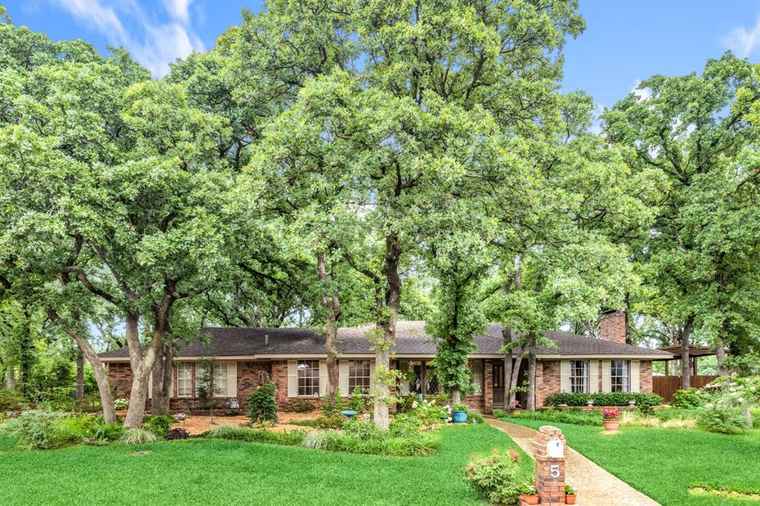 Photo of 5 Highview Ct Denton, TX 76205