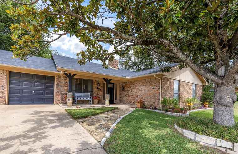 Photo of 1204 Kay Dr Weatherford, TX 76086