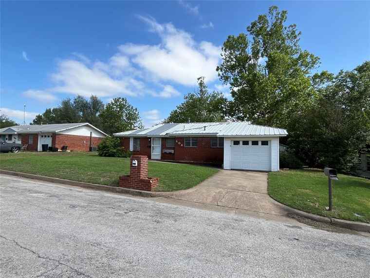 Photo of 604 E 5th St Weatherford, TX 76086