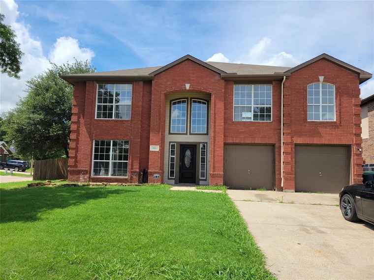 Photo of 2001 Mark Twain Ln Denton, TX 76210