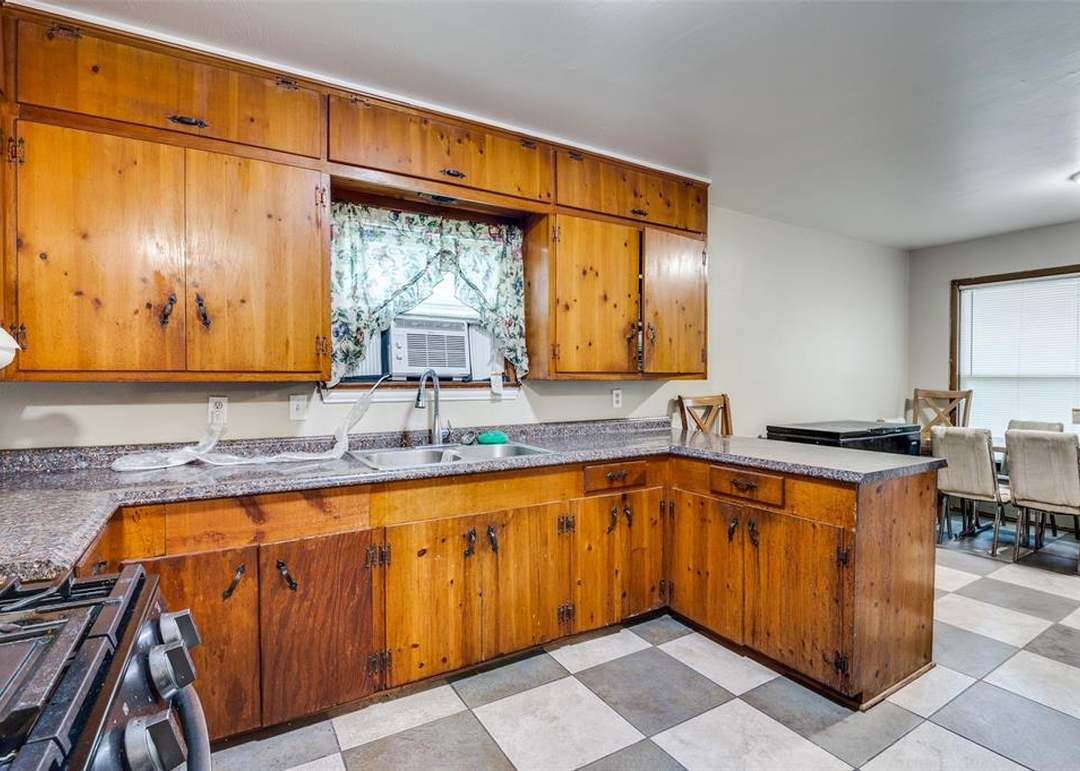 1447 Gillette St, Dallas, TX 75217