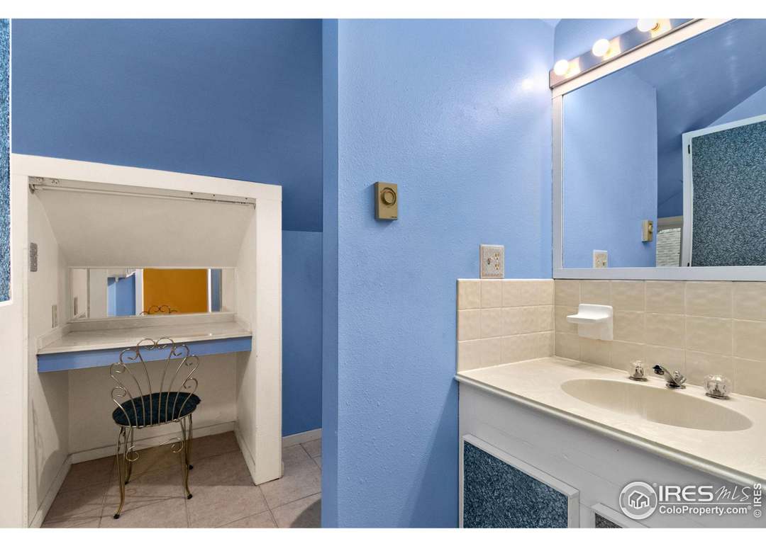 733 W 5th St, Loveland, CO 80537