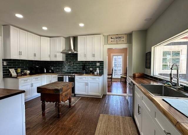 Property at 214 W University Ave, Georgetown, TX 78626, 3 beds, 2 baths