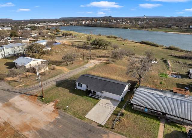 Property at 600 W Ellis St, Llano, TX 78643, 3 beds, 1 bath