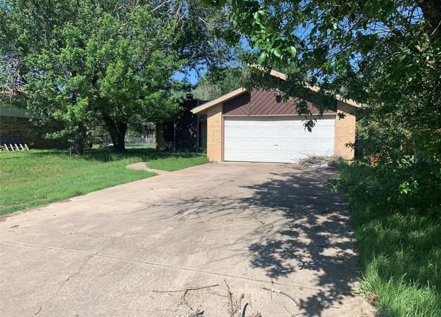 Property at 810 San Jacinto St, Lockhart, TX 78644, 2 beds, 2 baths