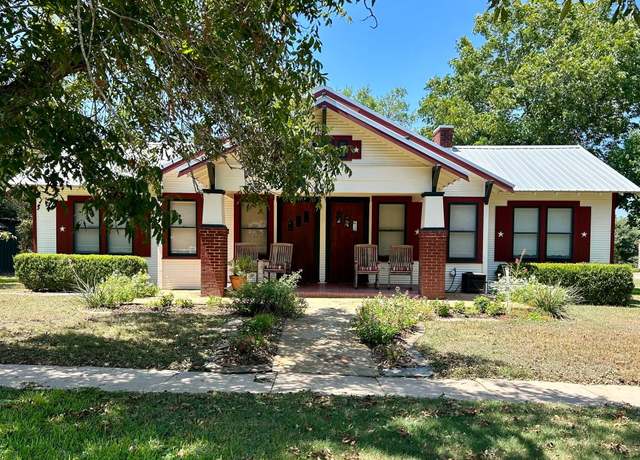Property at 306 S Market St, Flatonia, TX 78941, 4 beds, 2 baths