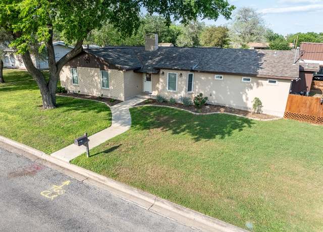 Property at 110 Live Oak St, Gonzales, TX 78629, 3 beds, 3.5 baths