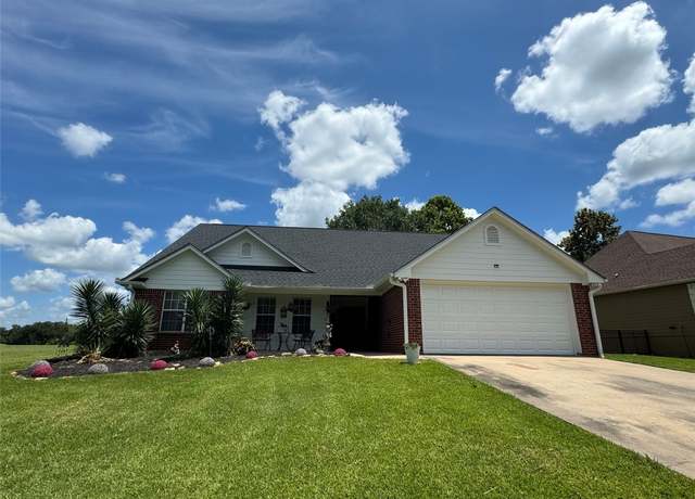 Property at 846 Country Club Drive Dr, La Grange, TX 78945, 3 beds, 2 baths
