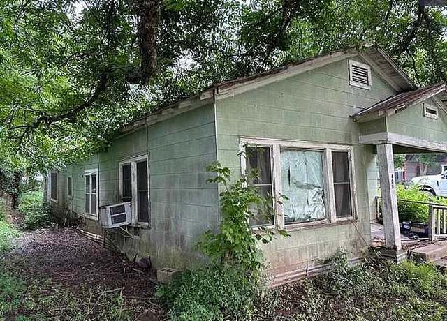 Property at 409 Lee St, Smithville, TX 78957, 4 beds, 1.5 baths