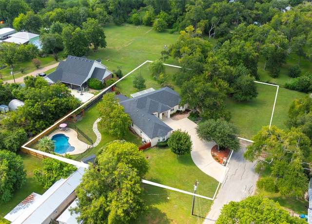 Property at 300 E 11th St, Elgin, TX 78621, 4 beds, 3 baths
