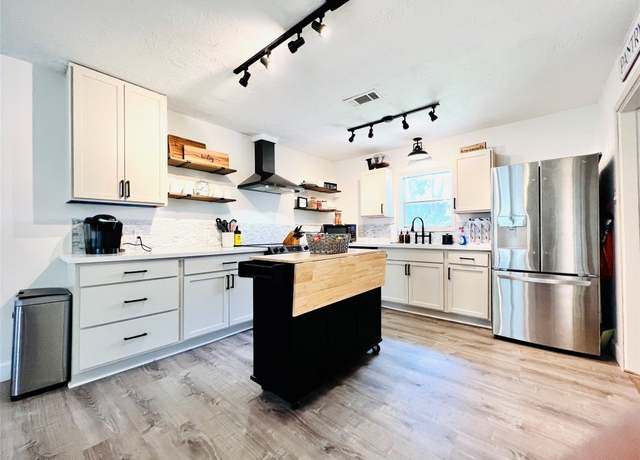 Property at 613 E 5th St, Cameron, TX 76520, 3 beds, 1.5 baths