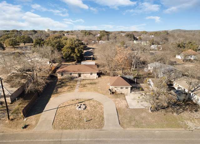 Property at 801 1/2 E Avenue C, Lampasas, TX 76550, 4 beds, 3 baths