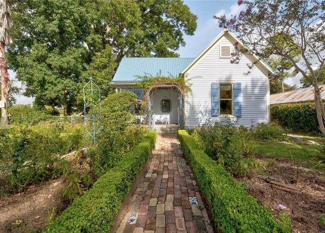 Property at 101 Short St, Smithville, TX 78957, 2 beds, 2 baths